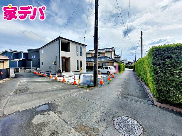 前面道路：北側約3.3ｍ幅（セットバックあり）、西側約2.9ｍ幅(法定外道路)。 前面道路は車通りが少なく、落ち着いた住環境が魅力です。