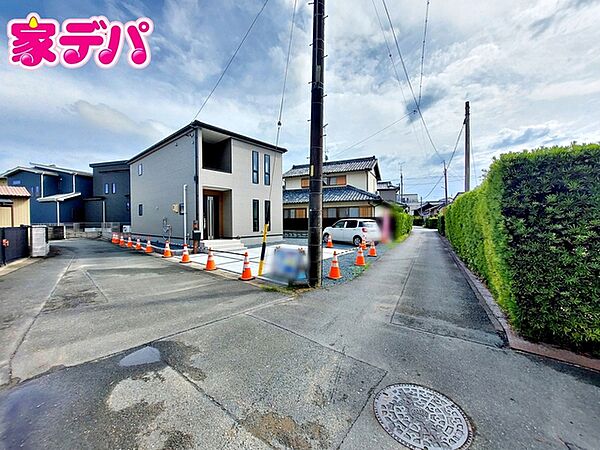 前面道路：北側約3.3ｍ幅（セットバックあり）、西側約2.9ｍ幅(法定外道路)。 前面道路は車通りが少なく、落ち着いた住環境が魅力です。