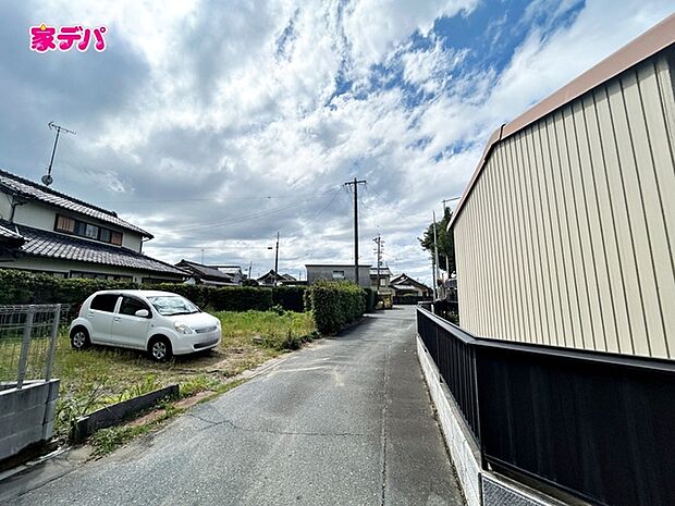 静かな住宅街で、車の出入りもスムーズです。 