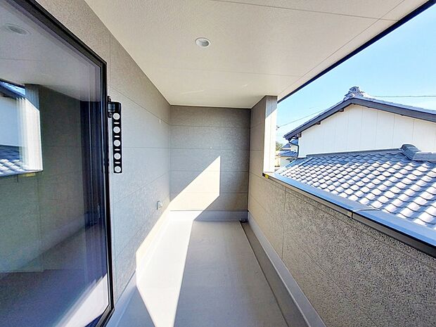 【バルコニー】 屋根付きのインナータイプのバルコニーなので、急な雨でも洗濯物が濡れにくく安心です。天候を気にせず外干しができ、毎日の家事をサポートしてくれる使い勝手の良いスペースです。 