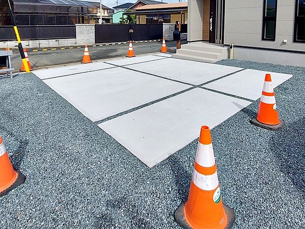 駐車スペースは2台分を確保！並列駐車が可能なので、車の出し入れもスムーズに行えます。毎日の通勤やお買い物など、お車を使う機会が多い方にも便利。運転が苦手な方でもゆとりを持って駐車しやすいのが魅力です。