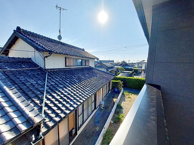 バルコニーからは閑静な街並みを望むことができ、外の空気を感じながら過ごせるスペースです。日常の中で外の景色を眺めることで気分転換もしやすく、ほどよい開放感も感じられます。 