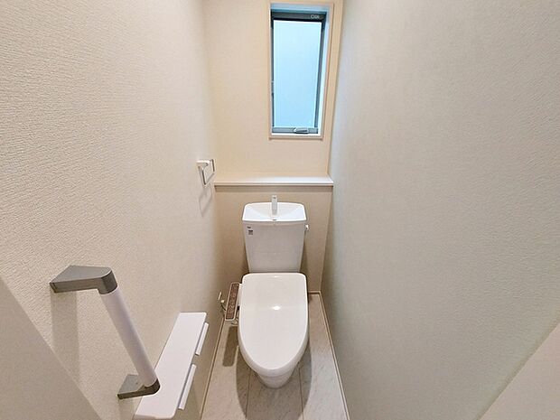フロアに2か所シャワー機能付きトイレを設置しており、朝の忙しい時間帯でもスムーズに利用できるため、混雑の軽減にもつながります。ご家族それぞれの生活リズムに合わせて使いやすいのも嬉しいポイントです。 