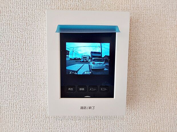 【TVモニター付きインターホン】 玄関まで行かずに室内から来客確認ができるため、手が離せない時でも応対ができます。家事中や作業中でもそのまま対応でき、移動の手間を減らしながら来客対応が行えます。 