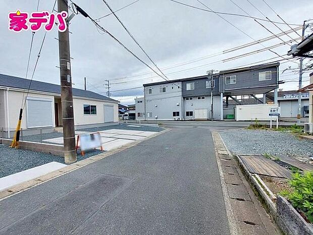 前面道路：南側約5ｍ幅、東側約10ｍ幅。 ゆとりがあり、車の出し入れや駐車もスムーズに行えます。見通しも良く、毎日のお出かけやお買い物も快適。