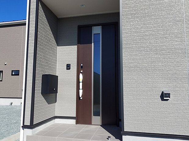 【玄関】 玄関ポーチが住まいの第一印象を明るくします。毎日の出入りもスムーズで、ご家族や来訪者を気持ちよく迎え入れてくれる玄関まわりです。玄関からの動線として日々の暮らしに欠かせないスペースです。