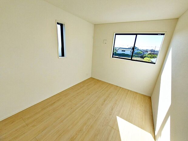 【南側洋室5.7帖】 お子様にとっての初めての「自分の部屋」としても使いやすく、学習机やベッドの配置もしやすい広さがあります。