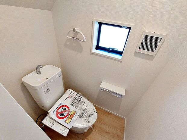 【トイレ】 各フロアに1か所ずつシャワー機能付きトイレを設置しており、朝の忙しい時間帯でもスムーズに利用できるため、混雑の軽減にもつながります。