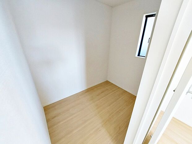 【ストレージルーム】 ひな人形や五月人形、クリスマスツリーなど季節ごとに使うアイテムの収納に便利なスペースです。普段使わない物もまとめて保管できるため、居室をすっきりと使いやすく整えられます。