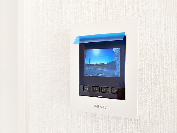 【TVモニター付きインターホン】 玄関まで行かずに室内から来客確認ができるため、手が離せない時でも応対ができます。家事中や作業中でもそのまま対応でき、移動の手間を減らしながら来客対応が行えます。