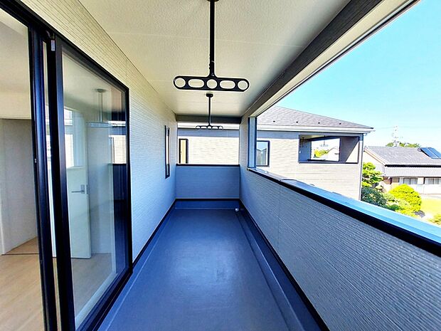 【バルコニー】 屋根付きのインナータイプのバルコニーなので、急な雨でも洗濯物が濡れにくく安心です。天候を気にせず外干しができ、毎日の家事をサポートしてくれる使い勝手の良いスペースです。