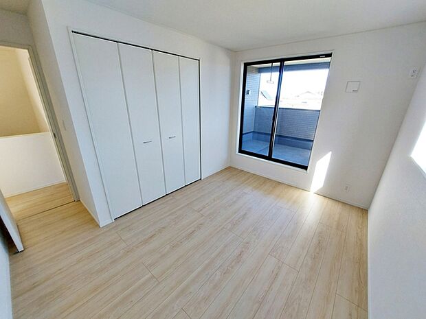 【洋室6.5帖】 お子様の一人部屋として使いやすい広さの居室で、成長に合わせて長くご利用いただけます。クローゼット付きで収納もしやすく、自然とお片付けの習慣が身につきやすい環境です！ 