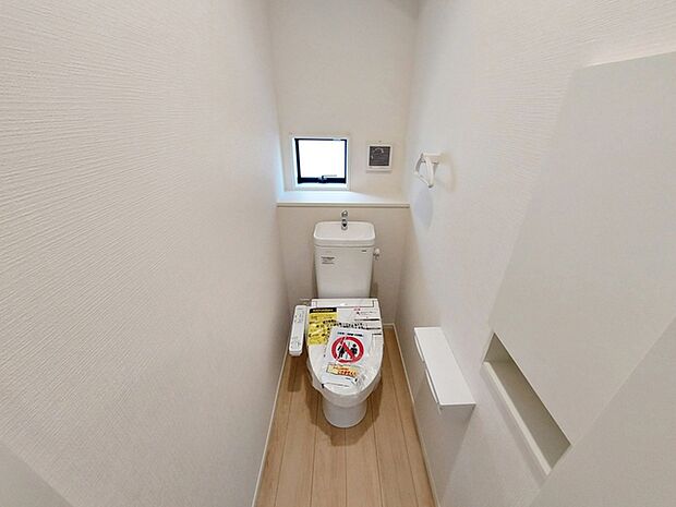 【トイレ】 1階・2階ともにシャワー機能付きトイレを設置しています。小窓付きのため換気もしやすく、空気の入れ替えがスムーズに行えるのもポイント。