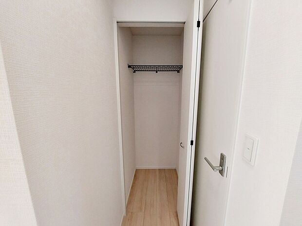 2階廊下にある収納で、共用の荷物や日用品、季節用品などをまとめて管理できるため、各部屋に物が分散しにくくなります。必要な物を一か所に集約できるため、探す手間を減らしながら出し入れもしやすくなります。 
