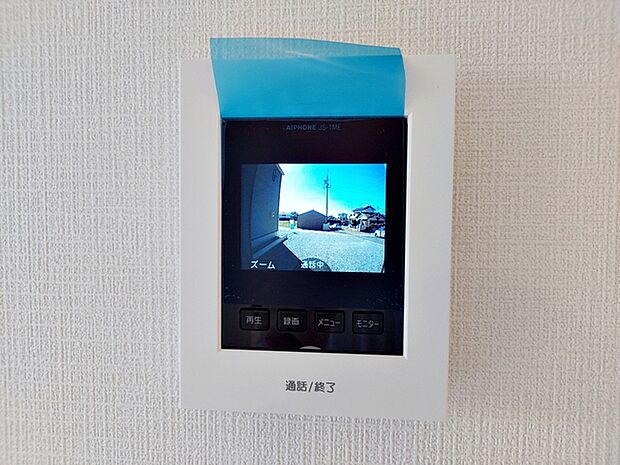 【TVモニター付きインターホン】 留守中の訪問者も映像で確認できるため、帰宅後に来客状況を把握しやすくなります。録画機能があり不在時の来訪記録も残るので、安心して外出しやすくなります。