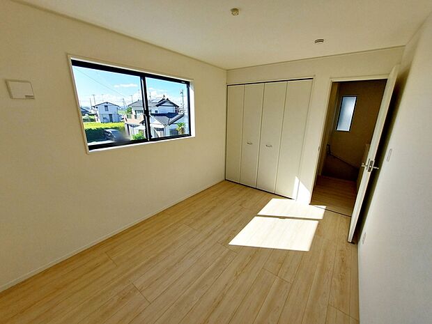 【洋室6帖】 腰窓を採用した洋室で、家具やデスクの配置がしやすくレイアウトの自由度が高いのが特徴です。子供部屋や書斎としても使いやすく、日差しを取り込みながら快適にお過ごしいただけます!