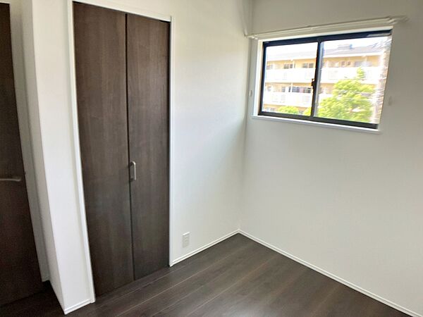 【洋室4帖】 お子様の一人部屋に最適な居室です。クローゼット付きで自然とお片付けできる環境に！