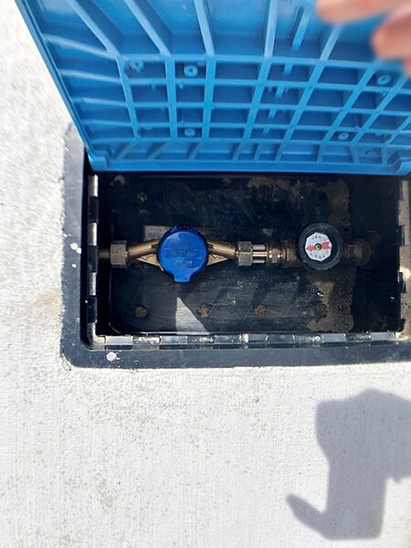 玄関横には散水栓が設置されています！お庭の水撒き、洗車、お掃除、お子様の水遊びなど便利です！