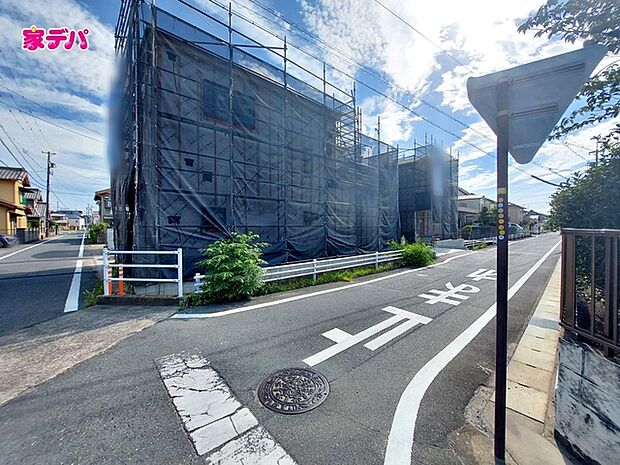 前面道路は見通しが良く、車の移動もスムーズに行えます。