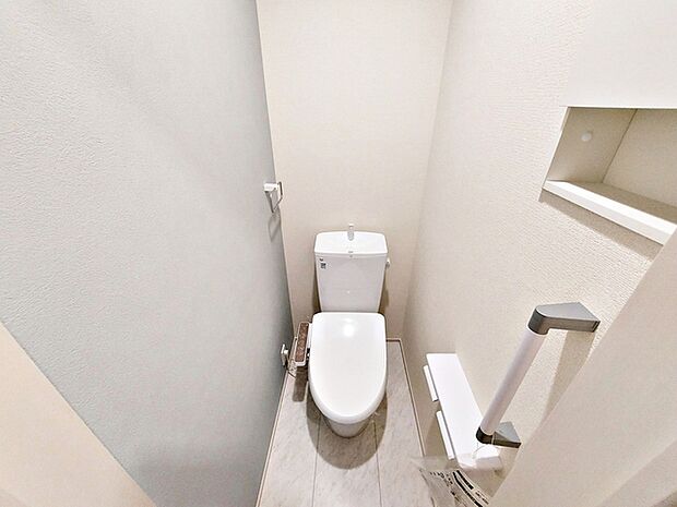 【トイレ】 2か所ずつシャワー機能付きトイレを設置しており、朝の忙しい時間帯でもスムーズに利用できるため、混雑の軽減にもつながります。