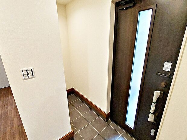 【シューズインクローゼット】 靴のまま出入りでき、靴やブーツ、アウトドア用品、ベビーカーなどもまとめて収納できます。