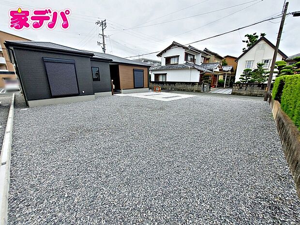 プランターにハーブやお花を植えてガーデニングを楽しんだり、プール遊びやバーベキューを満喫したりと、使い方は自由自在。陽当たりの良い南庭で、ご家族やご友人との楽しい時間を過ごせるのも魅力です。