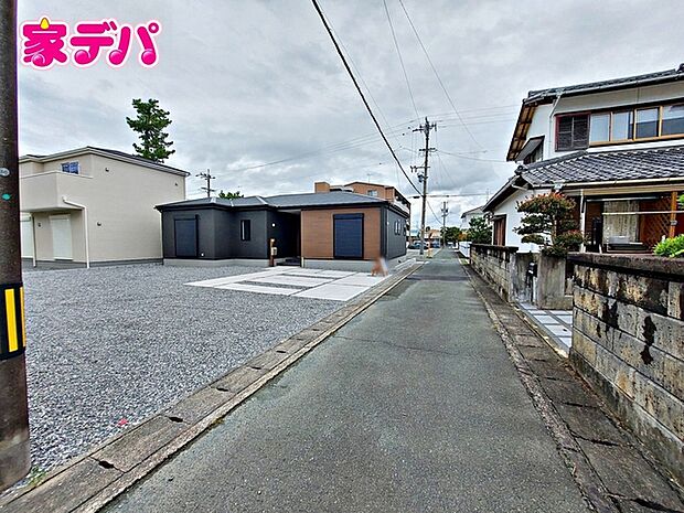 前面道路:南東側約3.7m幅(セットバックあり)、北東側約5.6m幅 静かな住宅街で車通りも比較的少なく、毎日の車の出し入れもスムーズ。
