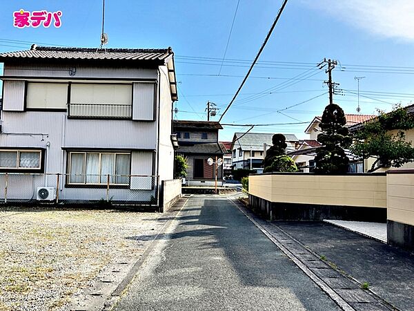 前面道路は見通しが良く、車の移動もスムーズに行えます。