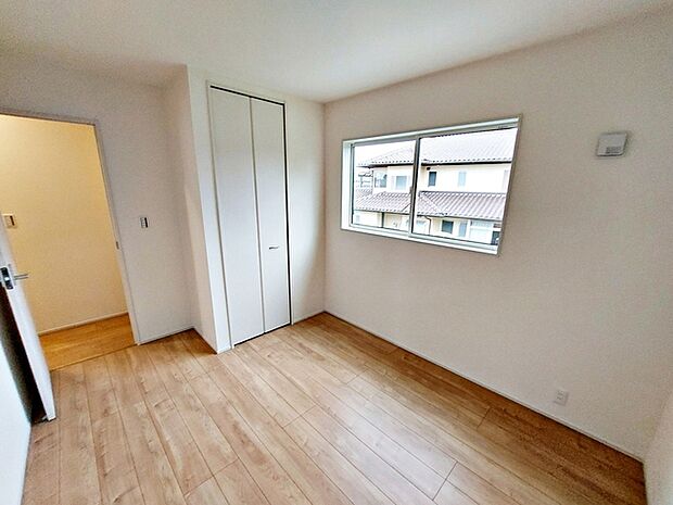 【洋室5.4帖】 お子様の一人部屋として使いやすい広さの居室で、成長に合わせて長くご利用いただけます。クローゼット付きで収納もしやすく、自然とお片付けの習慣が身につきやすい環境です！ 