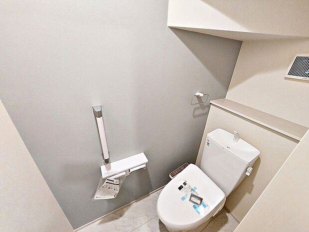 【トイレ】 各階にシャワー付きトイレを備えており、快適にお使いいただけます。清潔に使いやすく、お手入れもしやすい仕様で、毎日気持ちよくお使いいただけます。
