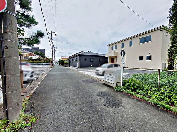 前面道路：北東側約5.6ｍ幅 前面約5.6ｍ幅の道路に面しており、車の通行や駐車もゆとりを持って行える広さです。