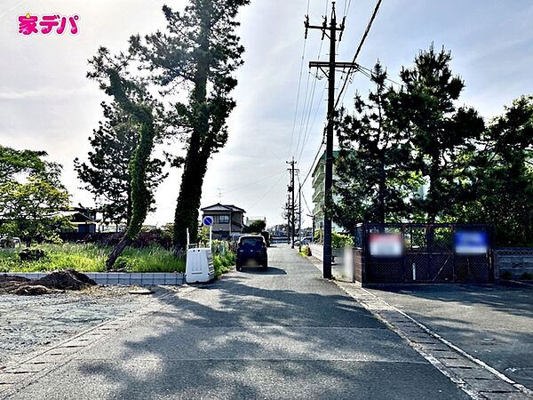 前面道路も広く車通りも少ないので、運転が苦手な方でも自分のペースで駐車ができます