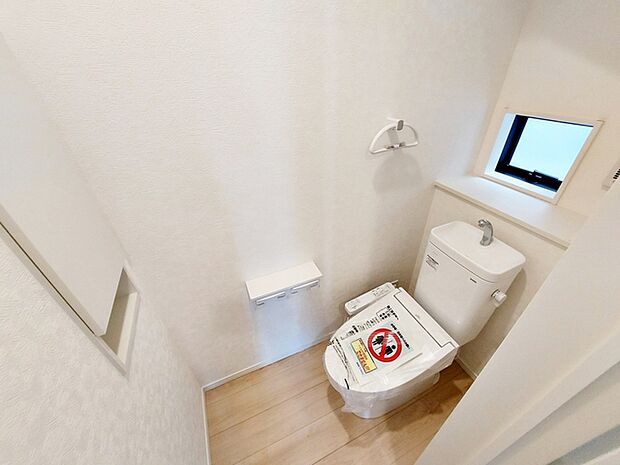 【トイレ】 1階・2階ともにシャワー機能付きトイレを設置しています。小窓付きのため換気もしやすく、空気の入れ替えがスムーズに行えるのもポイント。