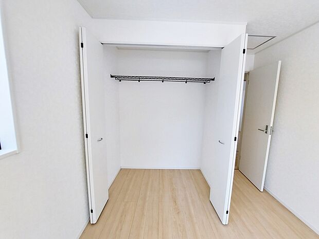 【クローゼット】 パイプハンガー付きのクローゼットで、衣類を掛けたまま収納できるため畳む手間が少なく、日常の片付けもスムーズに行えます。大切な衣類をシワや日焼けから守りながら保管できます。