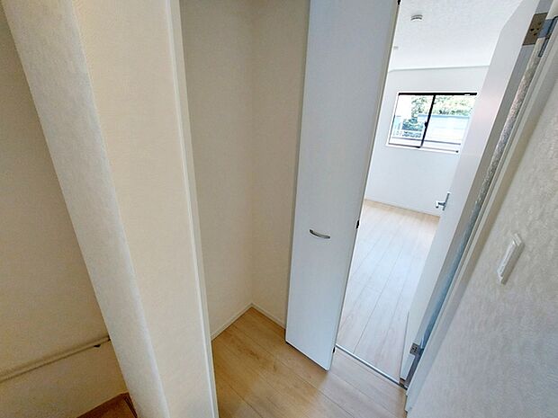 2階廊下にある収納で、共用の荷物や日用品、季節用品などをまとめて管理できるため、各部屋に物が分散しにくくなります。必要な物を一か所に集約できるため、探す手間を減らしながら出し入れもしやすくなります。