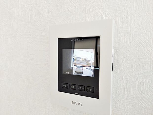 【TVモニター付きインターホン】 訪問者の顔を室内から確認して応対できるため、玄関を開ける前に相手を把握しやすくなります。来客対応や不在時の確認にも役立ち、日常の安心感につながります。