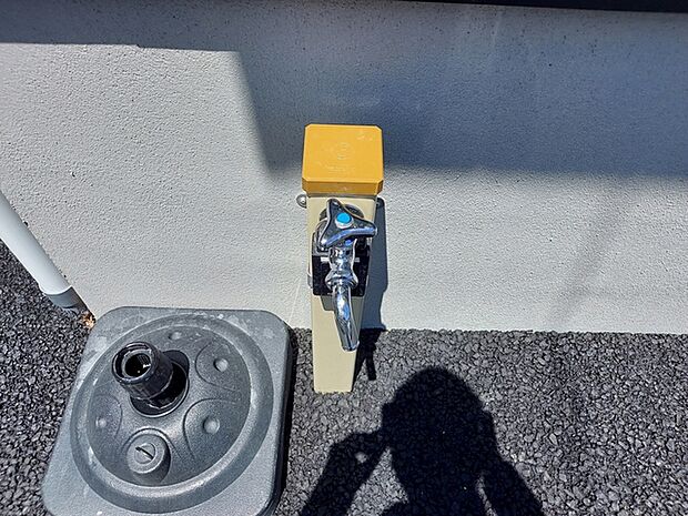 玄関横に立水栓があるので、お庭の水やりや洗車、外まわりのお掃除もスムーズ。夏にはお子様の水遊びにも活用でき、屋外でのさまざまなシーンで便利に使える、うれしい設備です。