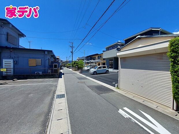 前面道路：南東側約4ｍ幅。 見通しが良く、車の移動や駐車もスムーズに行えます。毎日の通勤やお買い物などのお出かけも快適で、ゆとりを持って車を出し入れできるのが魅力。