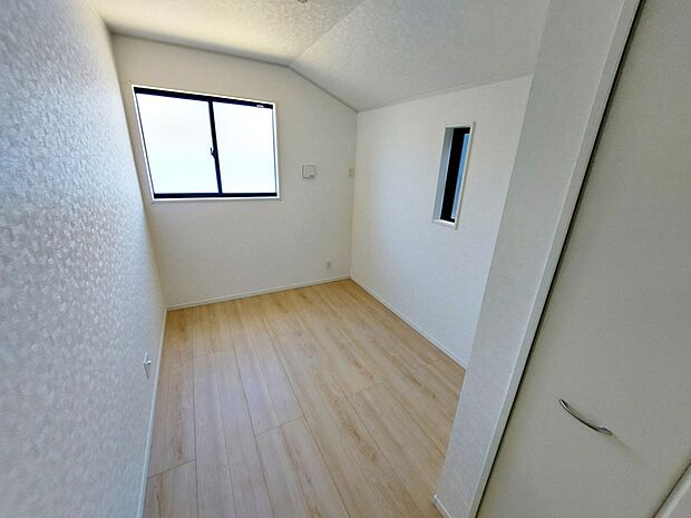 【北側洋室4.5帖】 独立した室内は、仕事や趣味に集中しやすい環境として活用できます。