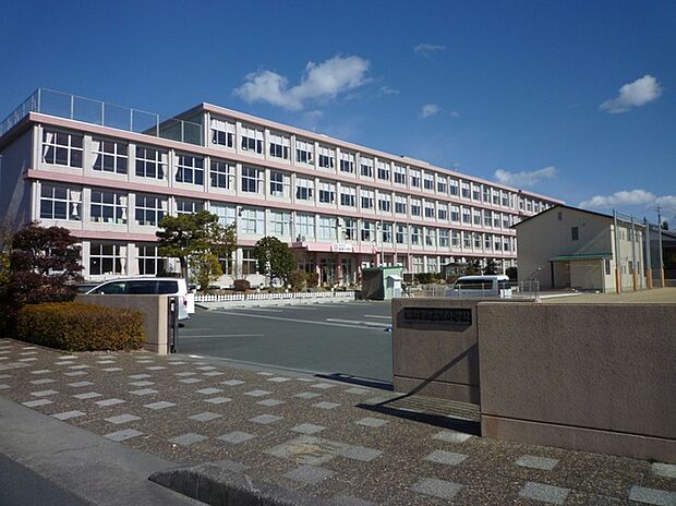 富塚小学校(880m)