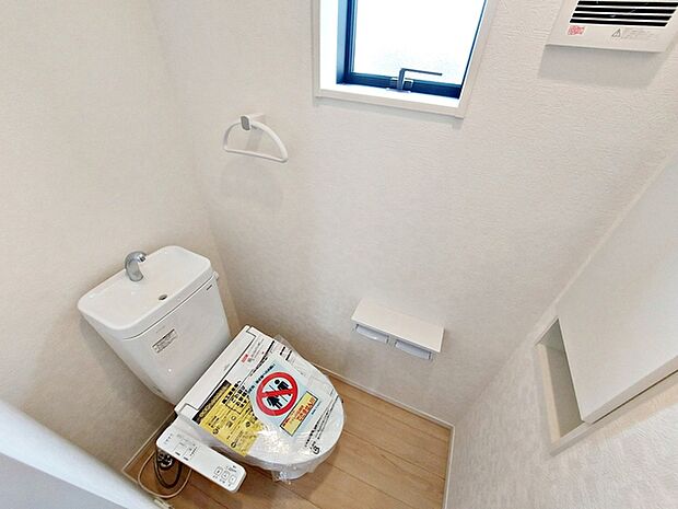 【トイレ】 各フロアに1か所ずつシャワー機能付きトイレを設置しており、朝の忙しい時間帯でもスムーズに利用できるため、混雑の軽減にもつながります。