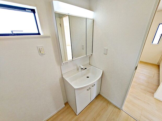【洗面台】 収納力と機能性に優れた洗面台で、タオルや洗面用品などをすっきりと整理できます。