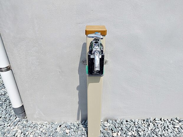 立水栓があるので、お庭の水やりや洗車、外まわりのお掃除もスムーズ。夏にはお子様の水遊びにも活用でき、屋外でのさまざまなシーンで便利に使える、うれしい設備です。