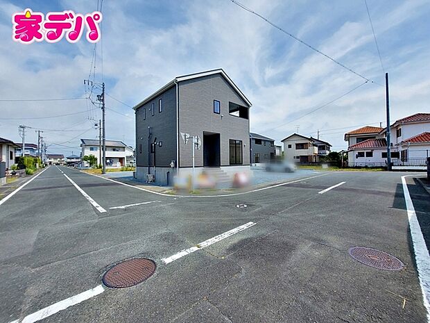 前面道路:西側約8m幅、南側約7.9m幅 前面道路はゆとりがあり車通りも比較的少なく、落ち着いた住環境が魅力です。