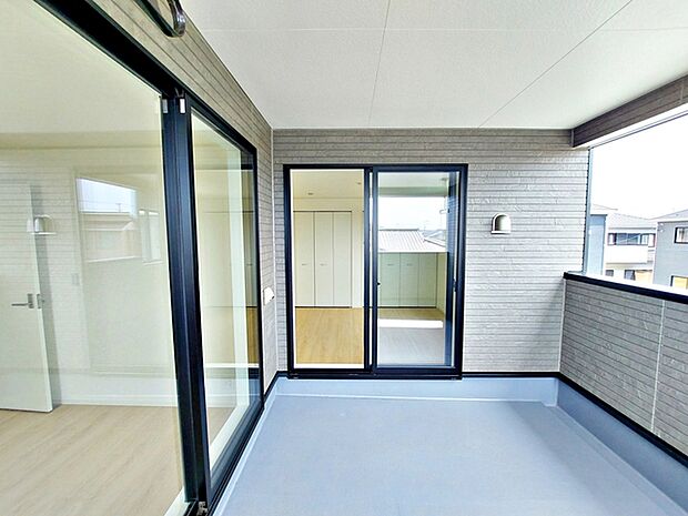 【バルコニー】 2部屋からアクセス可能なインナーバルコニーです。急な雨の日でも洗濯物が濡れにくく、安心してお使いいただけます。