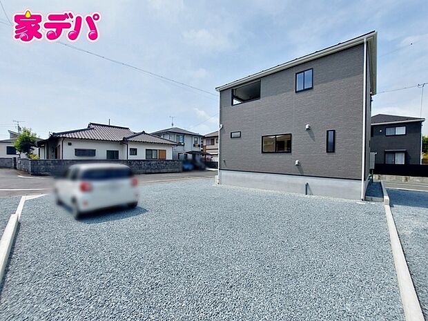 広々3台以上駐車可能なカースペースを確保!ご家族それぞれがお車をお持ちの場合はもちろん、お友達やご親族が遊びに来た際にも困りません。来客時にも安心してお迎えできる、ゆとりのある駐車スペースです。