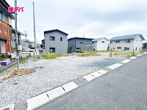 【A号棟】建築予定地です。 ・5LDK ・LDK19.4帖、隣接和室3帖 ・シューズクローク ・パントリー ・リビング階段 ・2階全居室6帖以上 ・並列駐車場2台可