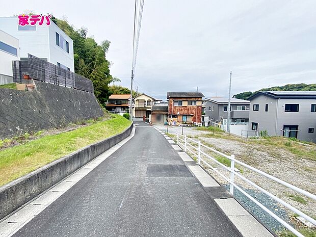 静かな住宅街で、車の出入りもスムーズです。