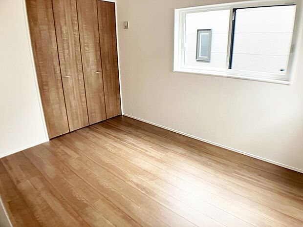 【西側洋室6帖】 お子様の一人部屋として使いやすい広さの居室で、成長に合わせて長くご利用いただけます。クローゼット付きで収納もしやすく、自然とお片付けの習慣が身につきやすい環境です!