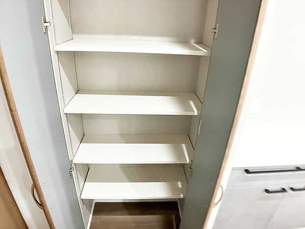 可変棚付きのパントリーで、収納する物の高さや大きさに合わせて棚の位置を調整できます。食品や飲料、日用品のストックなどを無駄なく収納でき、使いやすい形にカスタマイズできる便利なスペースです!